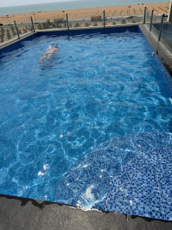 Piscine rooftop — Chez Géro, Fidjrossè Cotonou