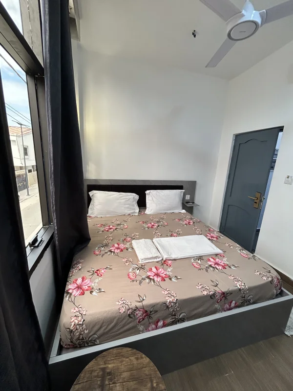 Chambre King-Size supérieure — Chez Géro, Fidjrossè Cotonou
