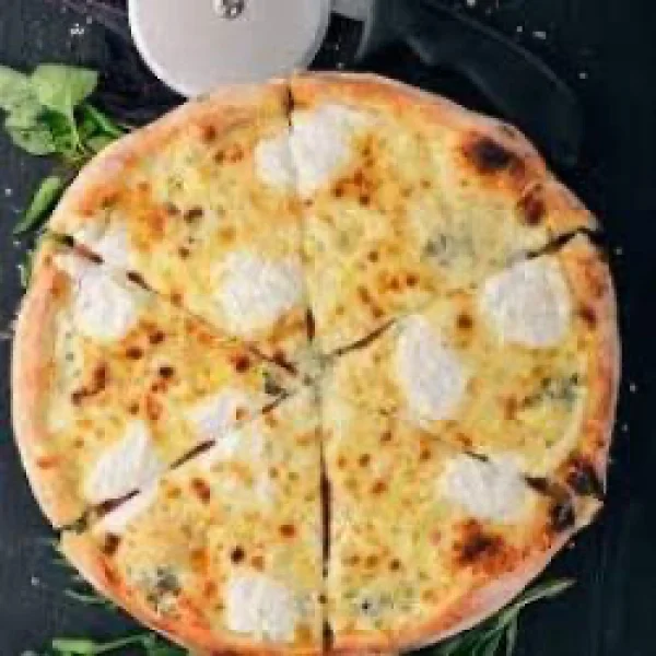 PIZZA 4 FROMAGES // 4 CHEESE PIZZA